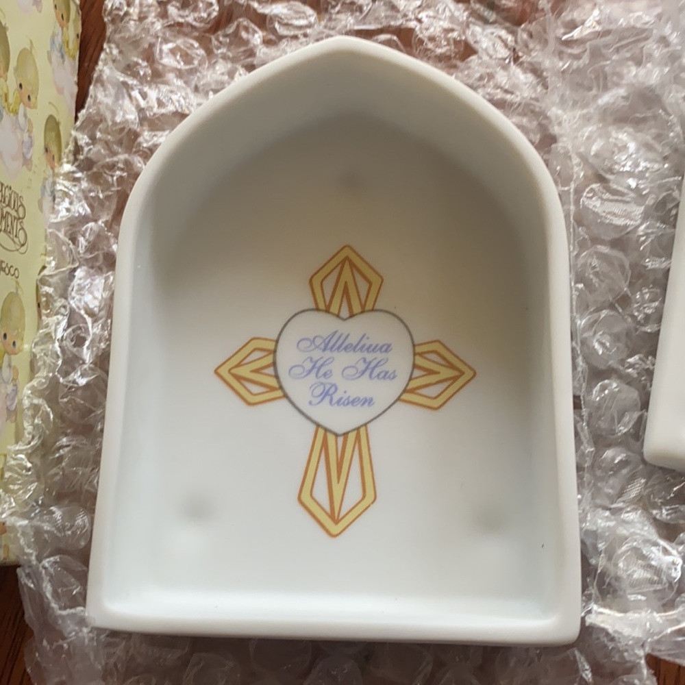 Precious Moments girl/lilies covered box - Picture 3 of 4